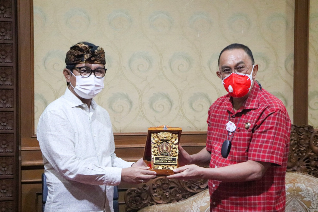 Sekda Badung Adi Arnawa Terima Kunja Bupati Minahasa